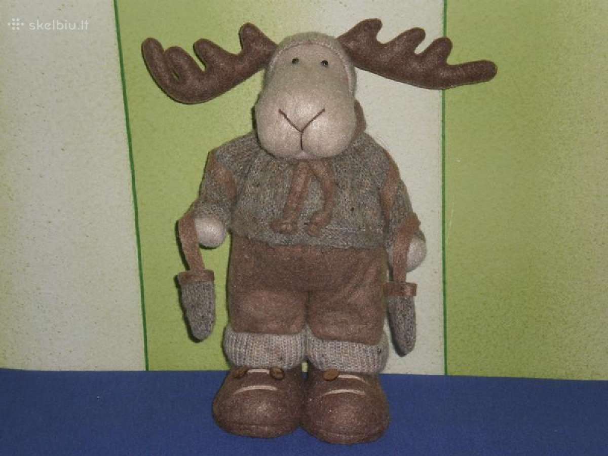 Ranku darbo kailinis medziaginis Kaledu briedis. D