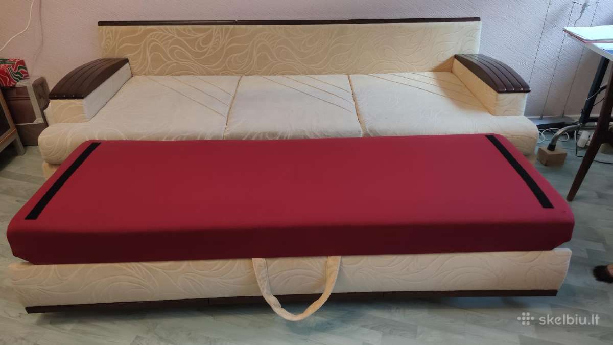 Didelė trivietė sofa su miegojimo f-ja