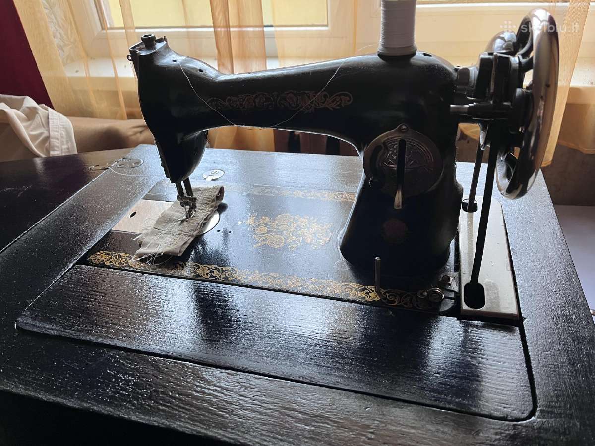 Siuvimo mašina su kojiniu mechanizmu