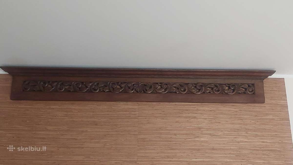 Drožinėta detalė, raudonmedžio ornamentai.