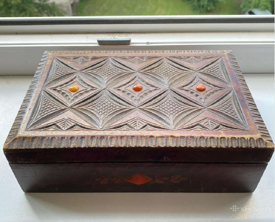 Rankų darbo medinė dėžutė su gintaru (21.5x15x7)