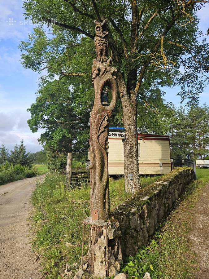 Skulptūra apuokas ant švyturio
