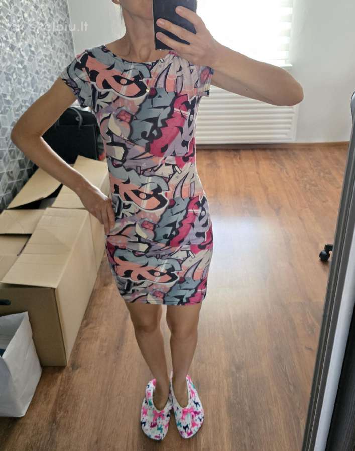 Marga daili suknelė