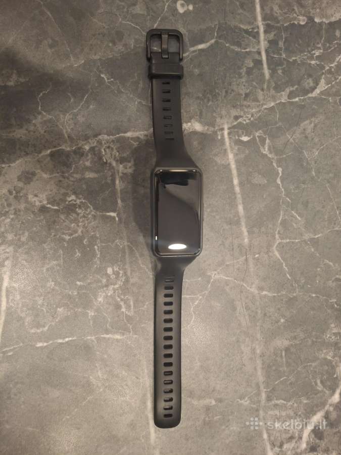 Huawei Band 6 Graphite Black - su pakrovėju.