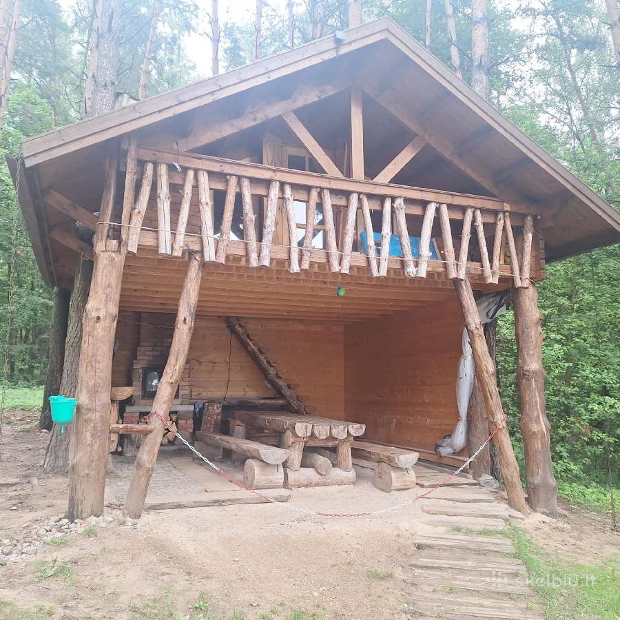 Ramus poilsis prie ežero, miške