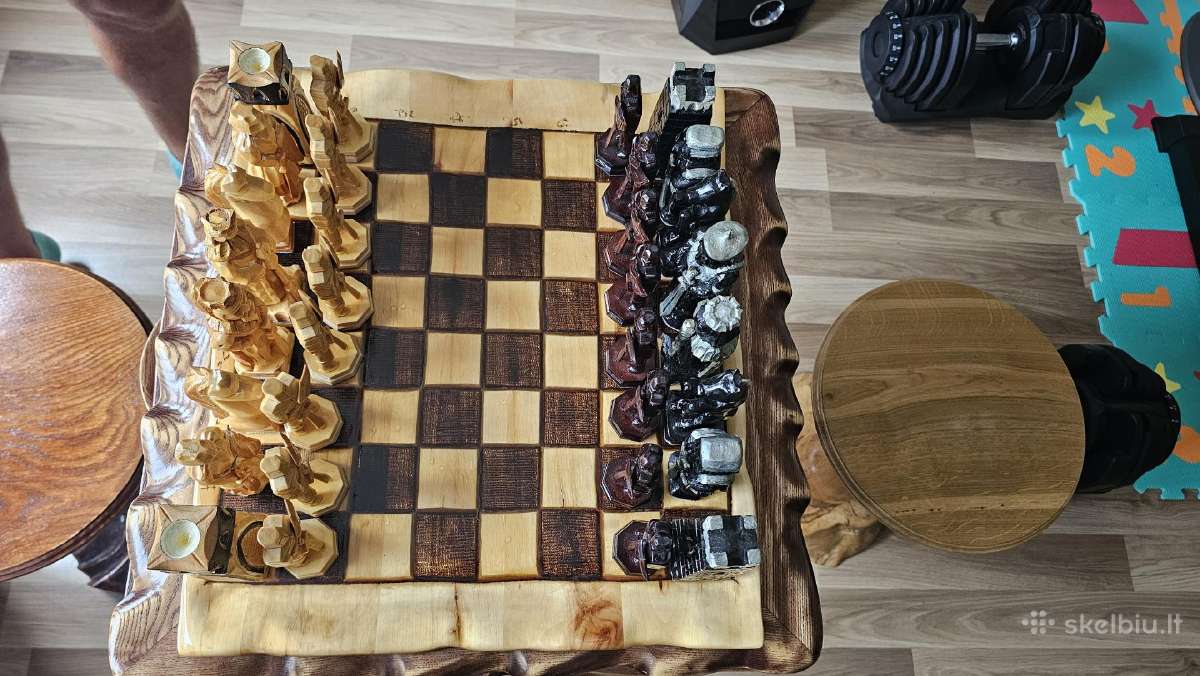 Ranku darbo sachmatu staliukas,ir sachmatai.