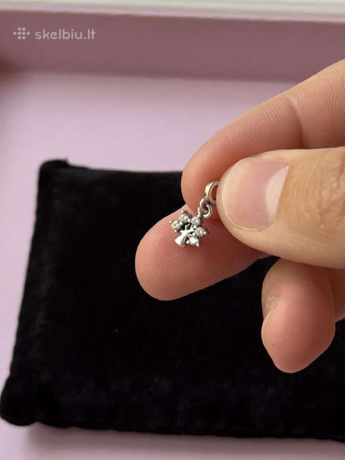 Pandora charm tree pakabukas