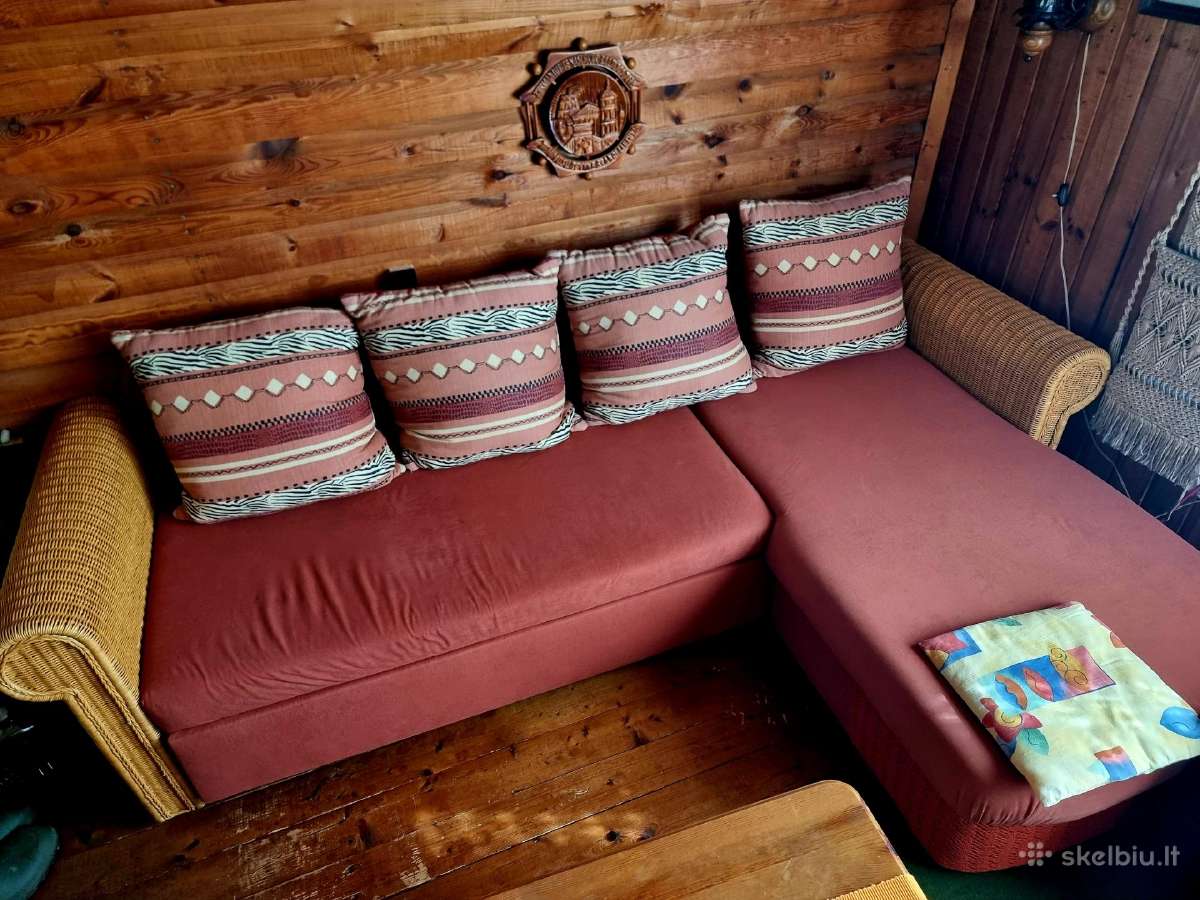 Kampinė miegama sofa su pintais porankiais