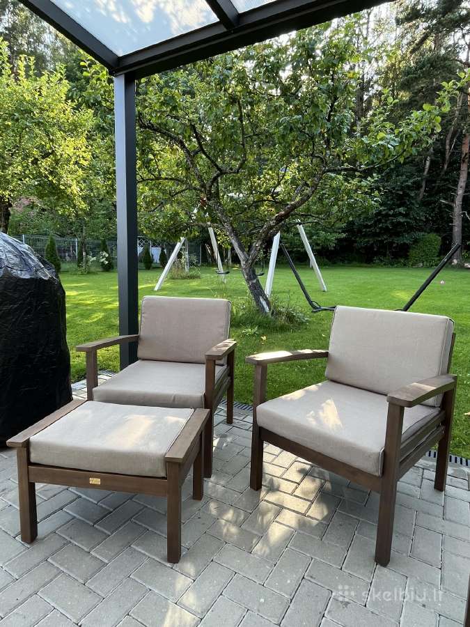 Tamsaus medžio lauko foteliai