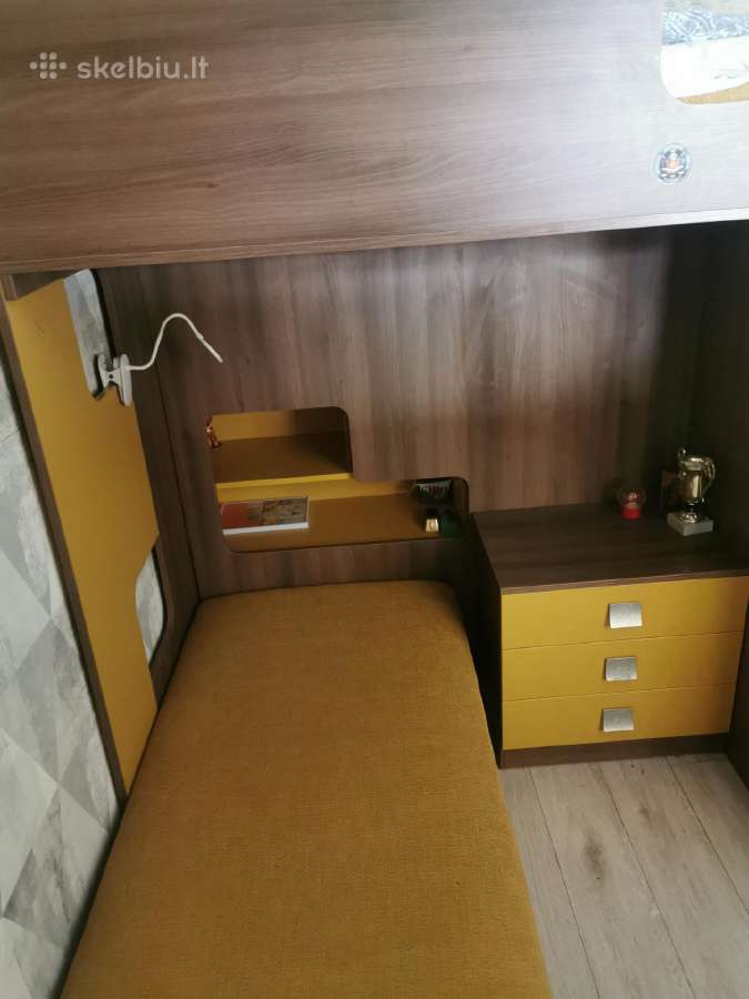 Dviejų lovų baldų komplektas su spinta.