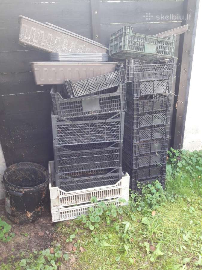 Įvairių matmenų krepšeliai, vazonai, indai
