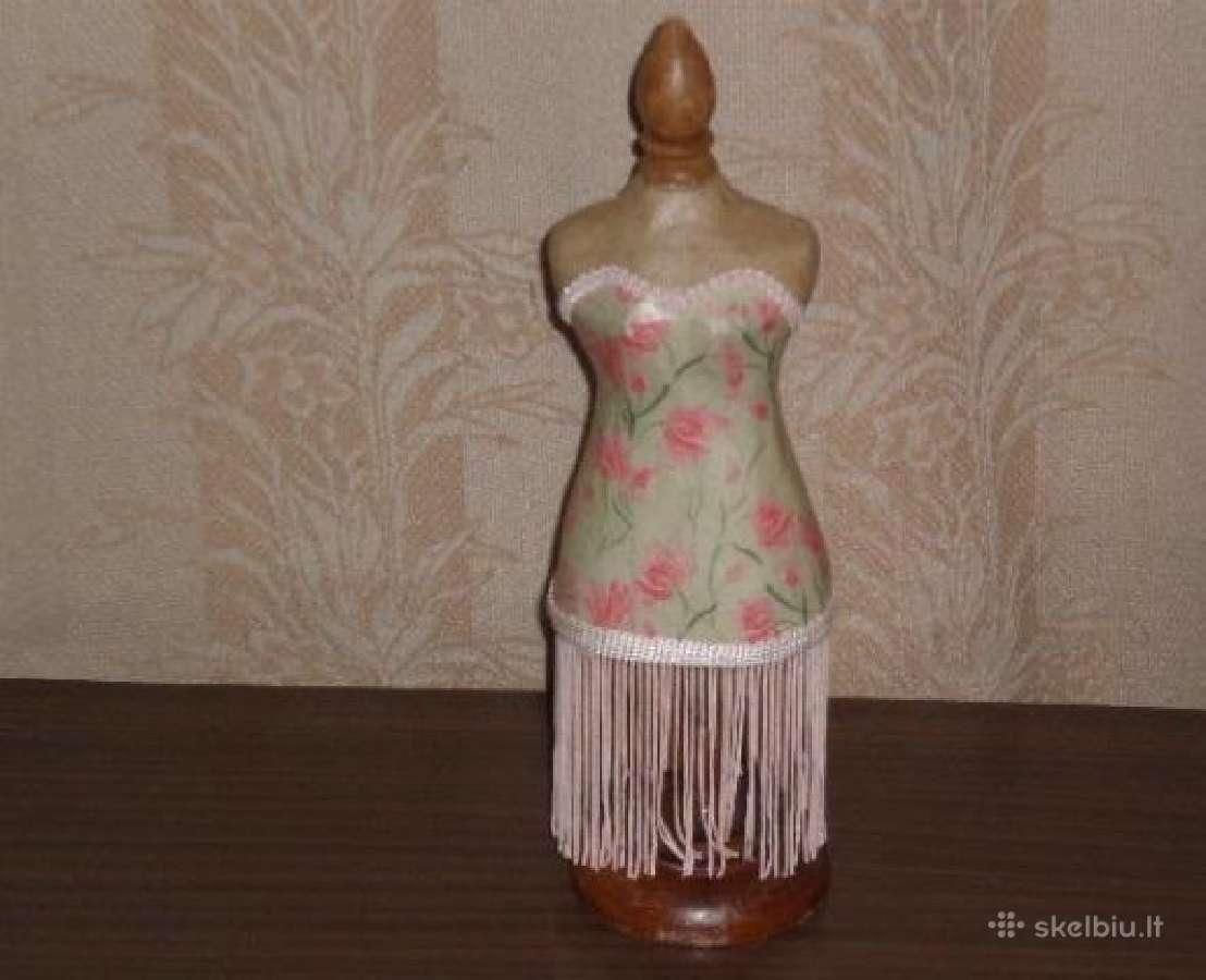 Papuosalu stovas deklas. Moters figuros stovelis