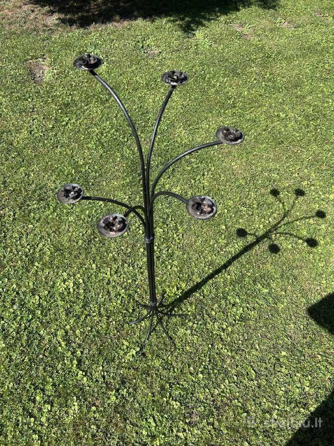 Metalinė Žvakidė statoma ant grindų