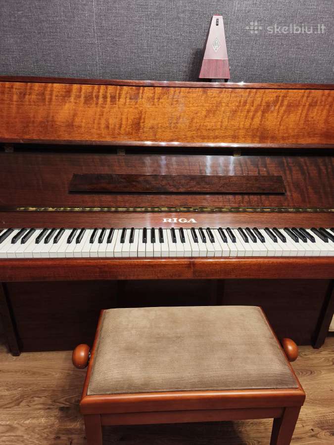 Pianinas Riga su kėdute