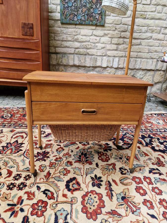 Vintažinis mid century rankdarbių staliukas