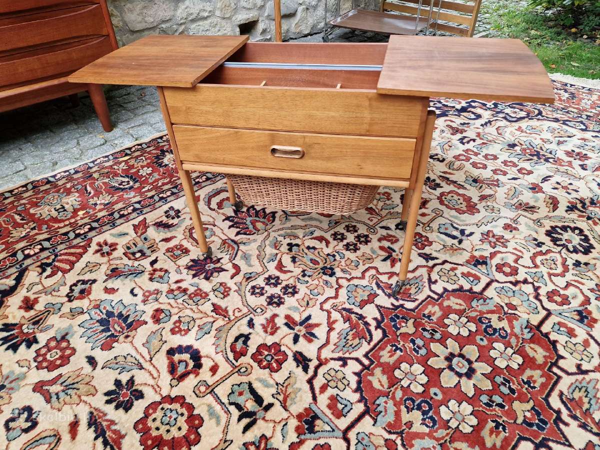Vintažinis mid century rankdarbių staliukas - nuotraukos Nr. 9