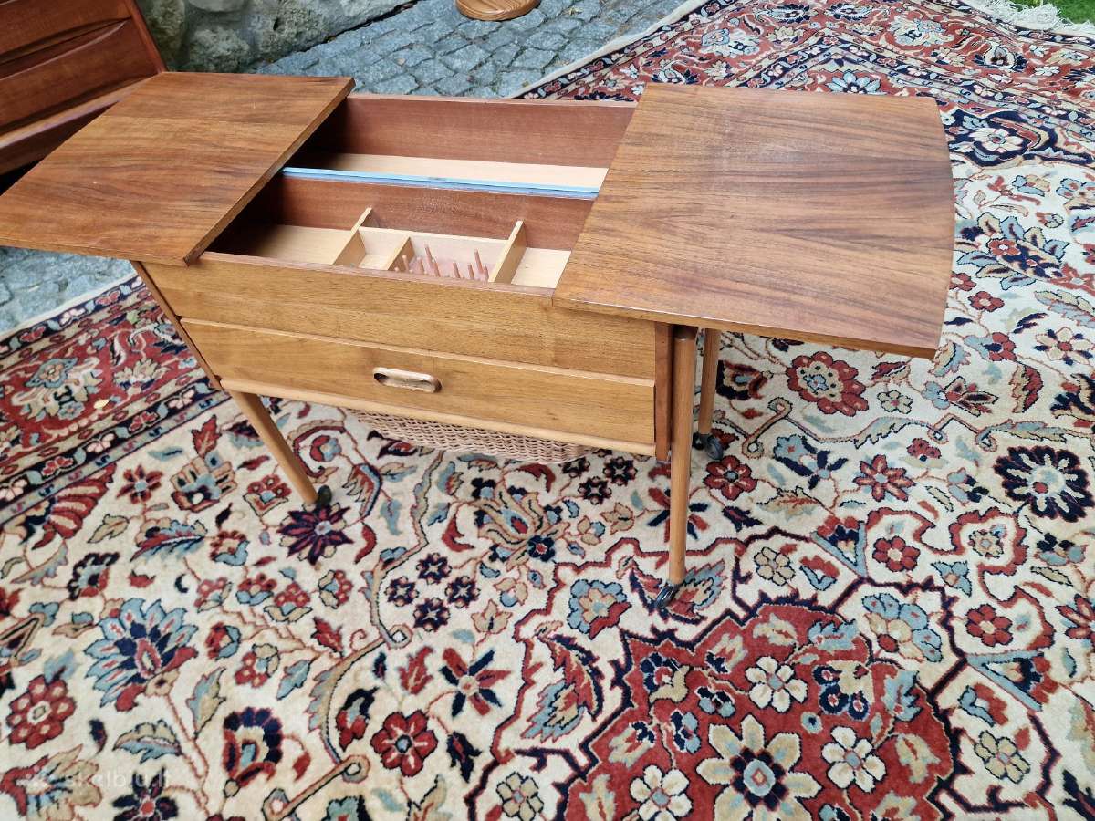 Vintažinis mid century rankdarbių staliukas - nuotraukos Nr. 10