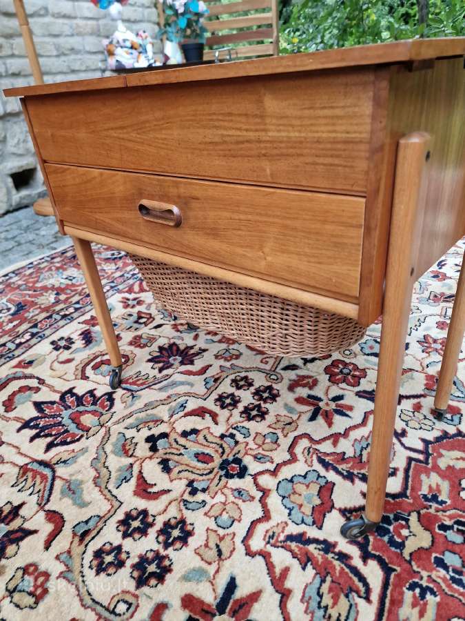 Vintažinis mid century rankdarbių staliukas - nuotraukos Nr. 12