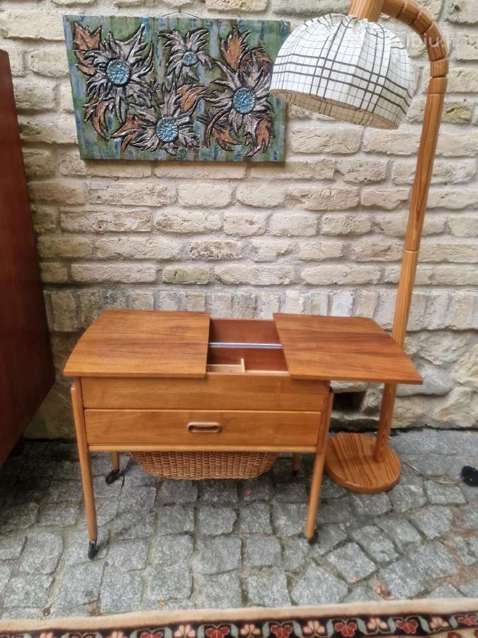 Vintažinis mid century rankdarbių staliukas - nuotraukos Nr. 15