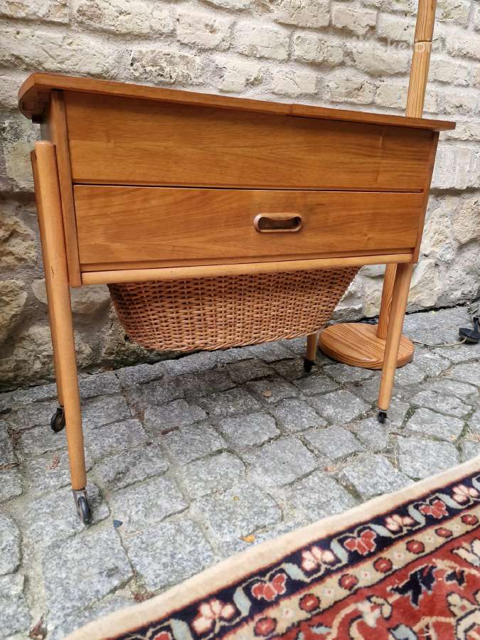 Vintažinis mid century rankdarbių staliukas - nuotraukos Nr. 24