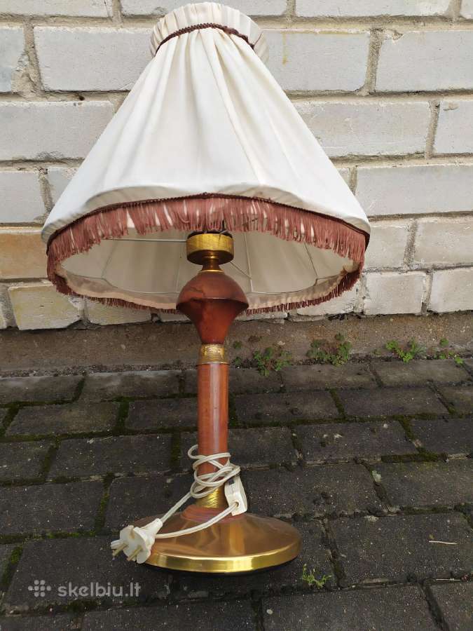 Šviestuvas pastatomas