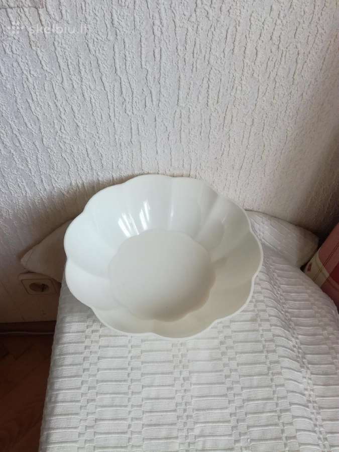 Daug metų turinti lėkštė-dubuo stipraus plastiko