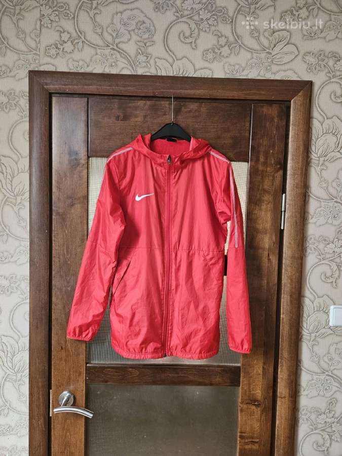 Nike striukė