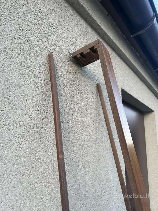 Mediniai minimalistinio stiliaus karnizai