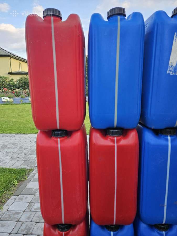 Taros plastikinės bačkos