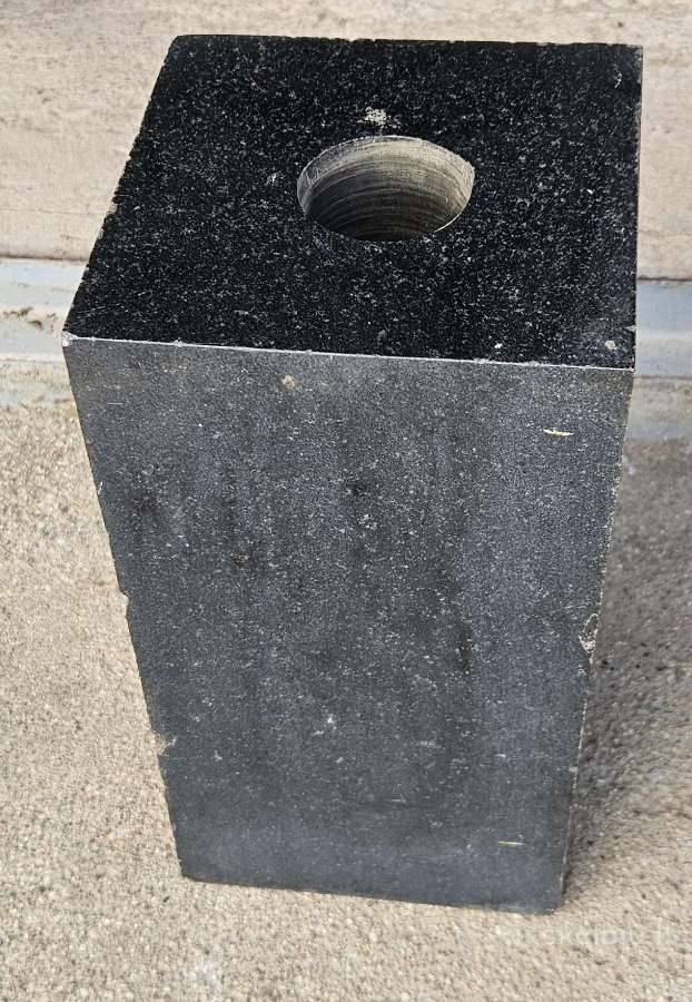 Vaza iš granito 15x15x29cm