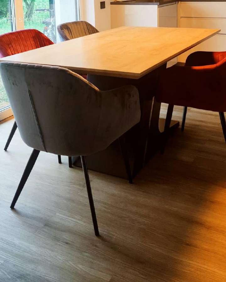 Stalas su kėdėmis