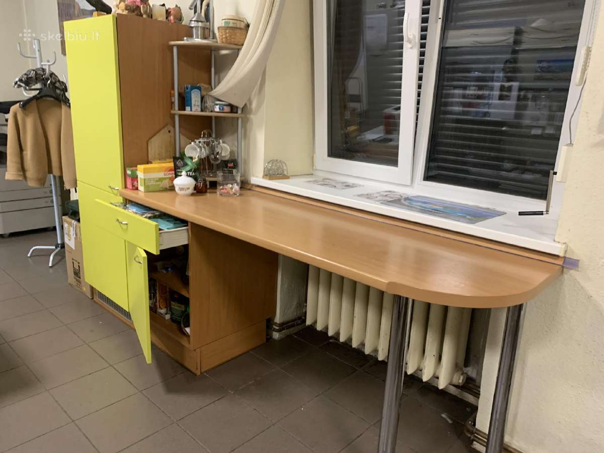 Stalas Su Stalčiais Ir Šaldituvu