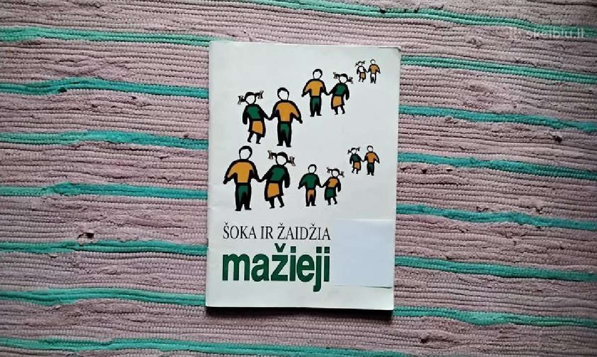 Šoka ir žaidžia mažieji Autorių Kolektyvas