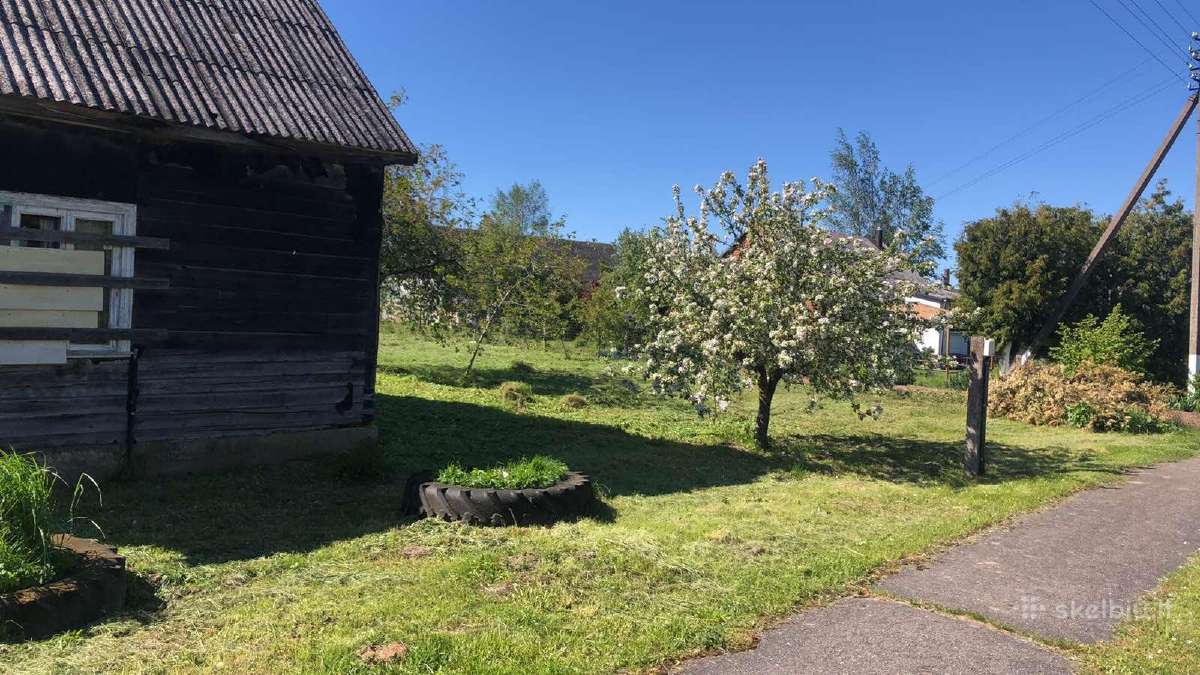 Sklypas su namu.