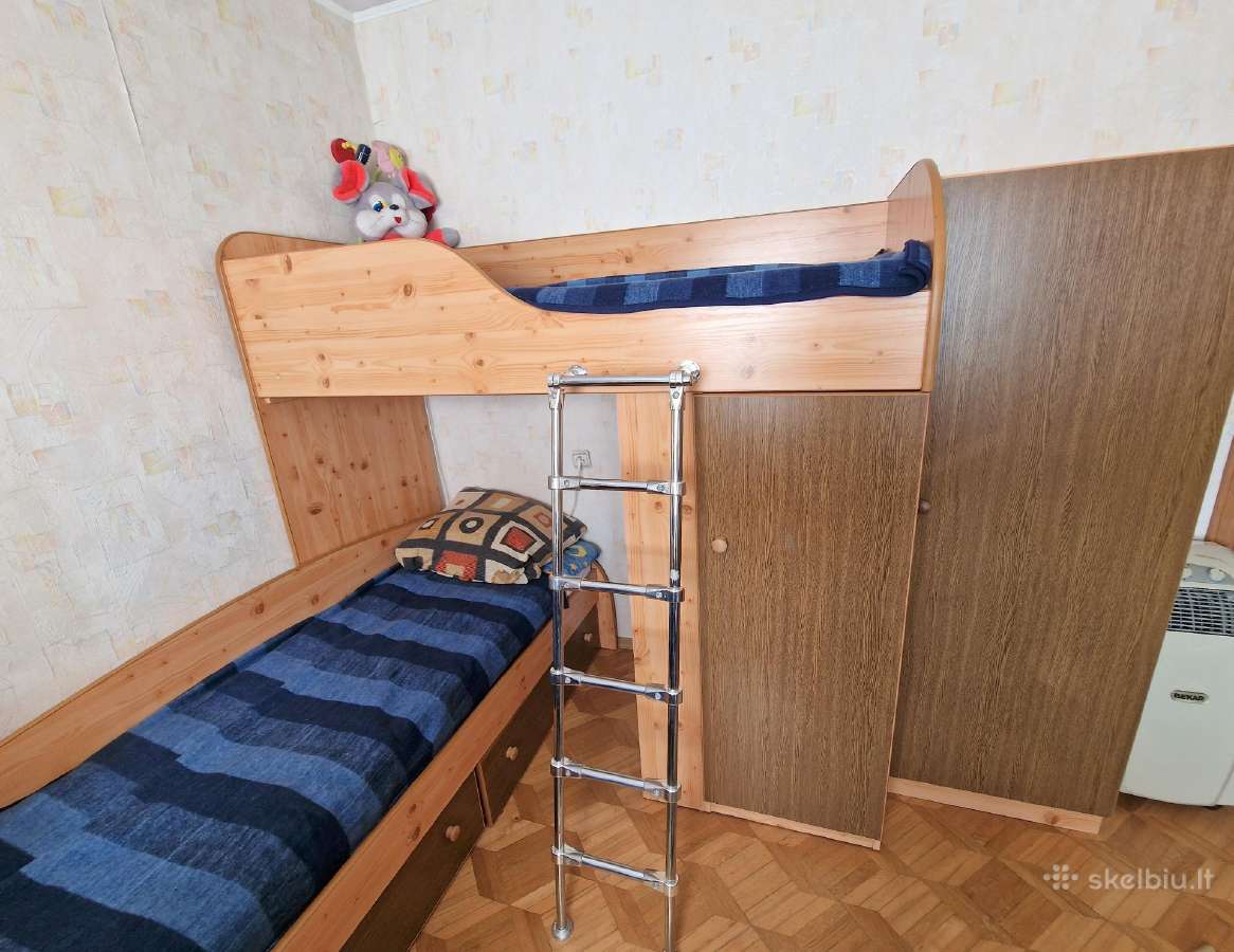 Parduodu 2 vaikiškas dviaukštes lovas su spinta