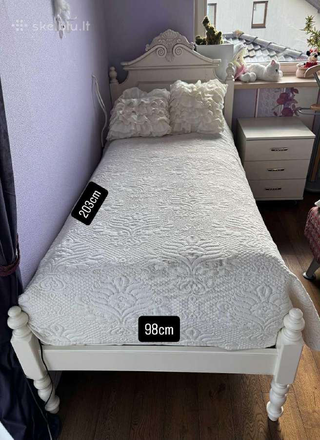 Miegama lova su čiužiniu