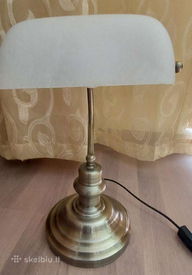 Nuostabi klasikinio stiliaus stalinė lempa