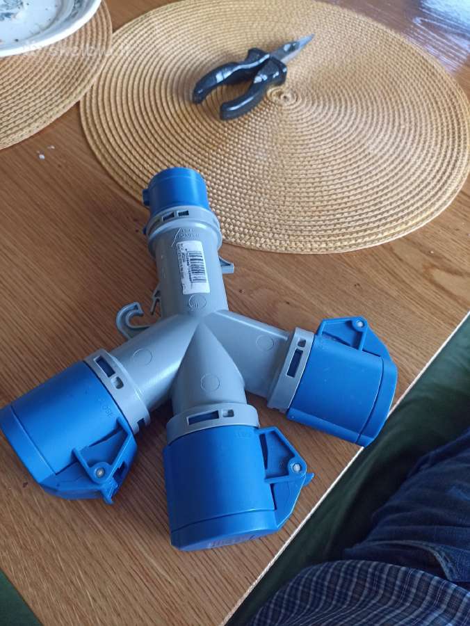 Trišakis, 220v trijų polių