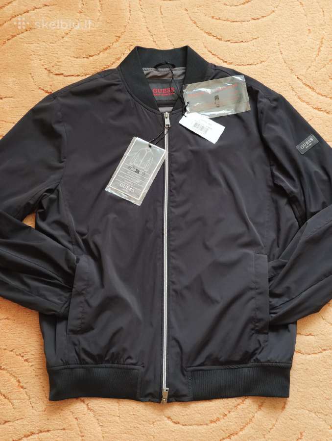 Vyriska striuke-bomber.