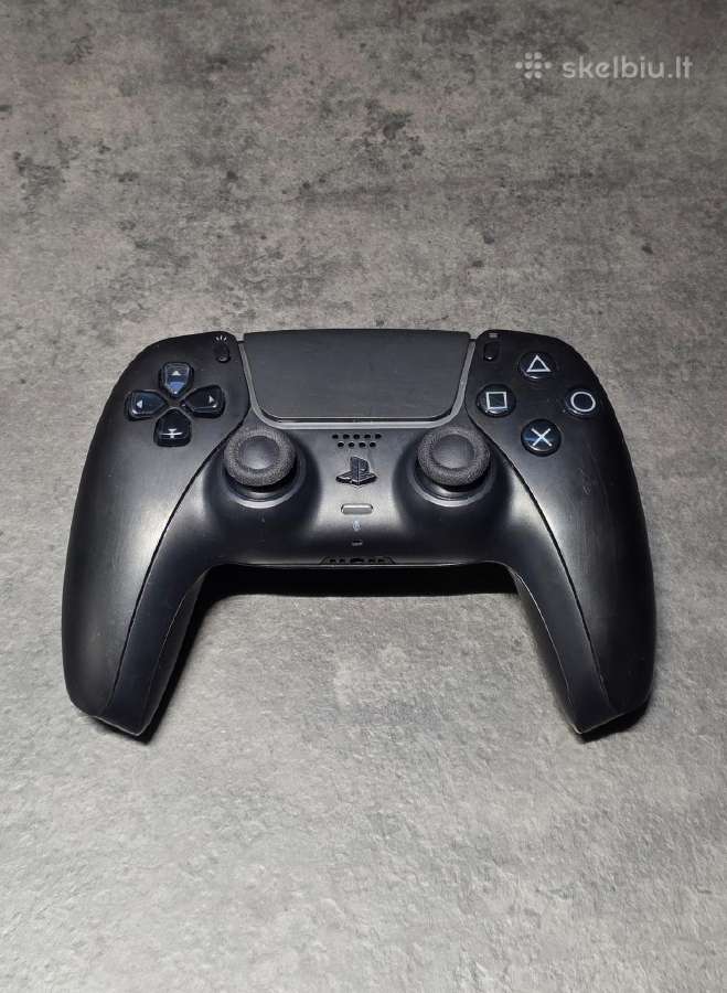 Juodas playstation 5 pultelis