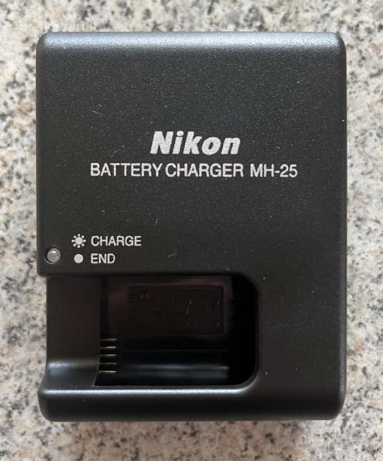Nikon Mh-25 pakrovėjas