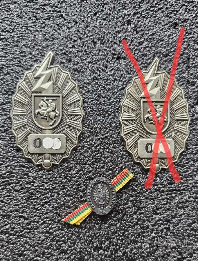 Krūtininiai ženklai + jubiliejinis ženkliukas.