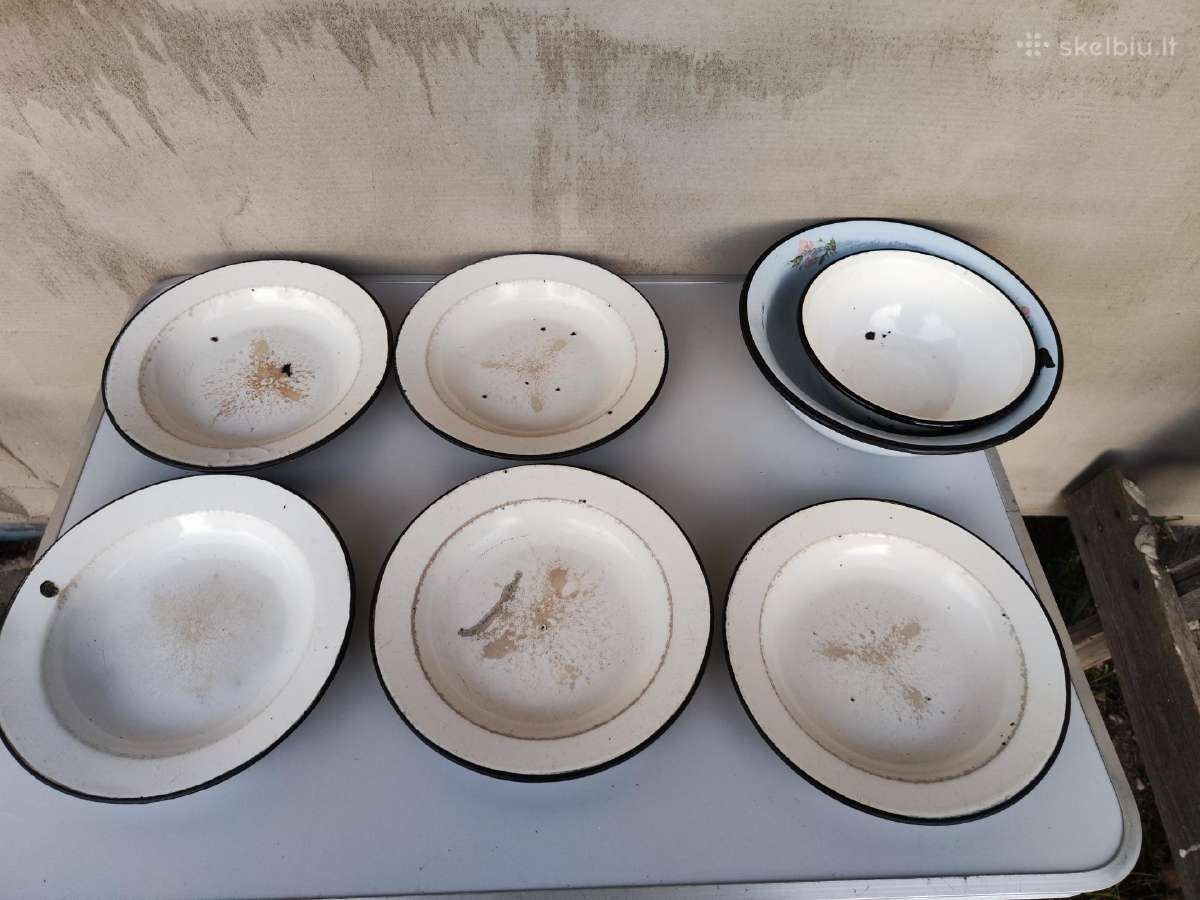 Metalinės lėkštės ir dubenys metalo vintažas