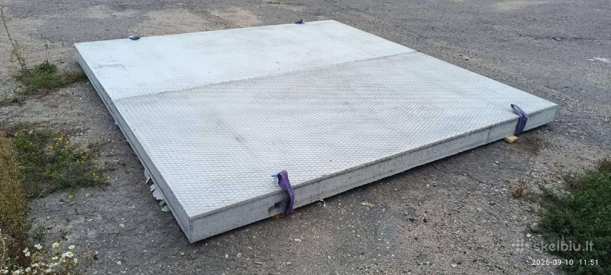 Betoninės kelio plokštės su įlietais diržais