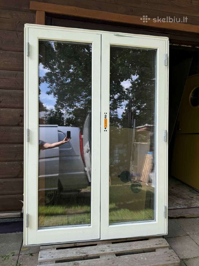 Mediniai langai ir balkono durys