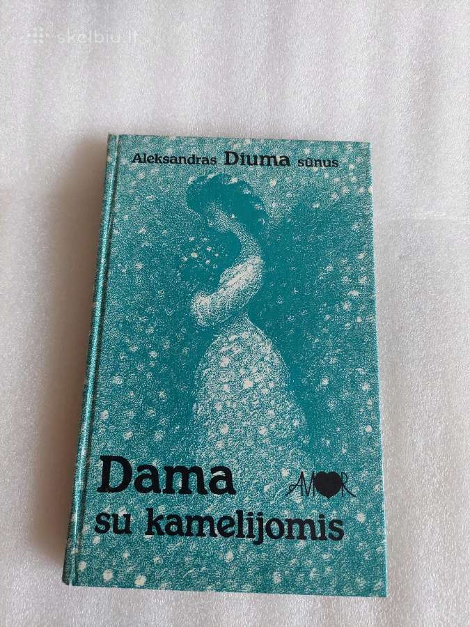 Dama su kamelijomis
