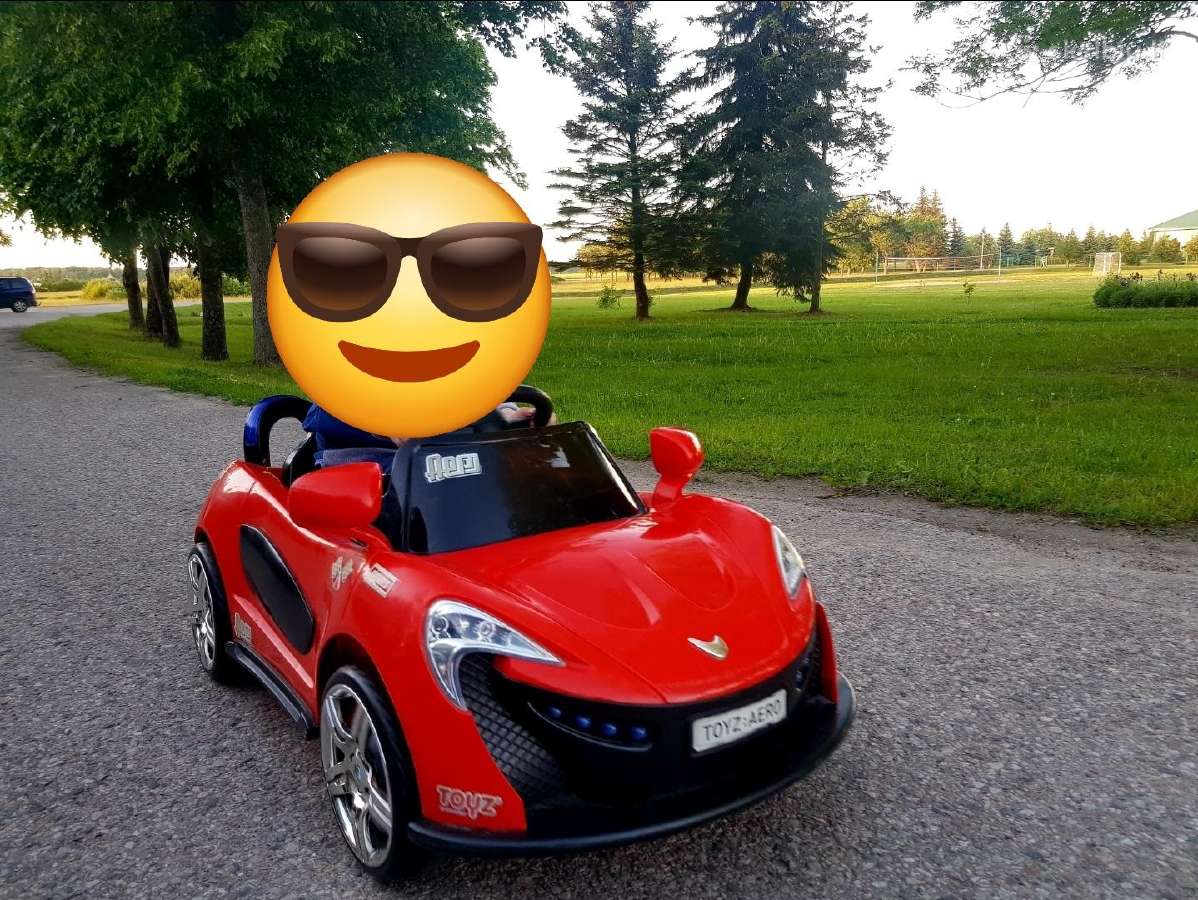 Parduodamas vaikiškas elektromobilis „Toyz Aero“.