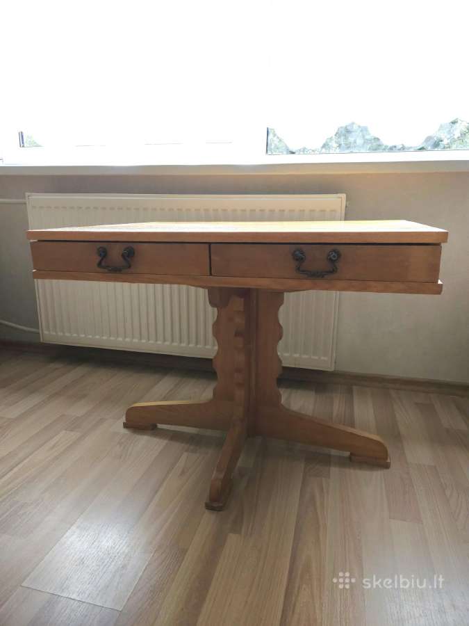 Vintažinis senovinis staliukas su stalčiais