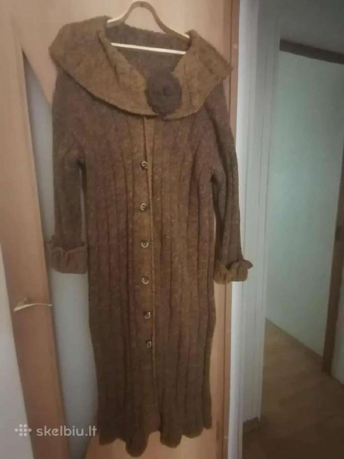 Rankų darbo megztas paltas