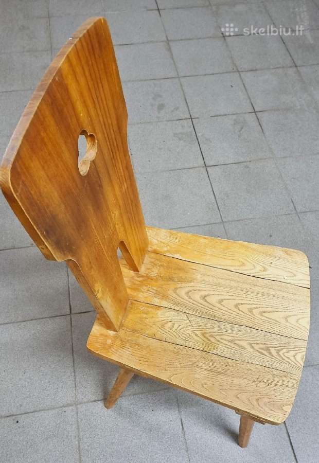 Medžio masyvo kėdė